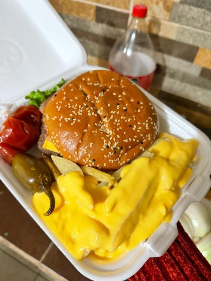 Hamburguesa con papas y queso 